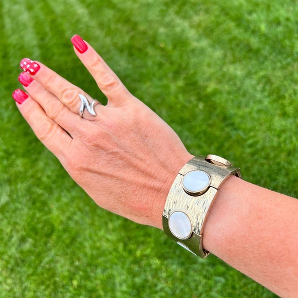 Vintage Gold Metal and Mother of Pearl Stretch Bracelet - Picture 4 of 10
